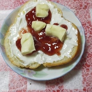 苺のチーズケーキをイメージしたチーズトースト